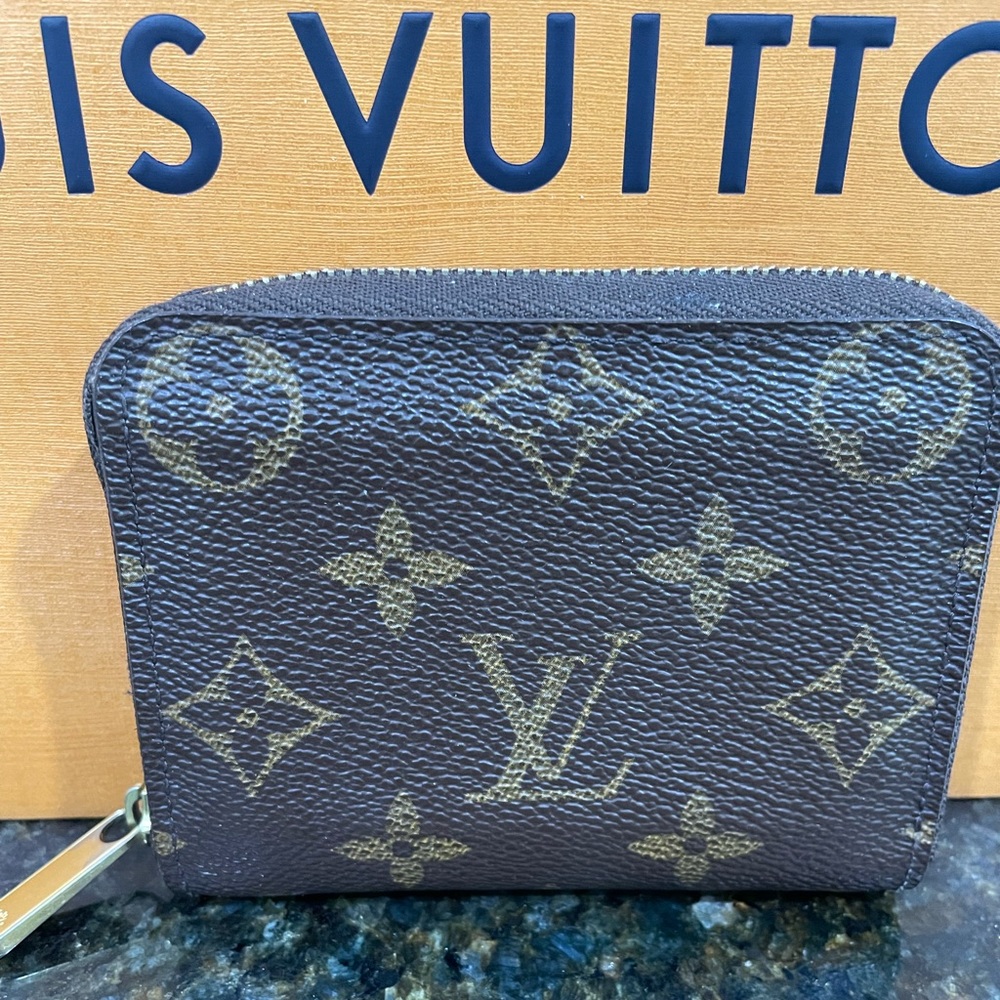 Authentic Louis Vuitton Zippy Coin purse / wallet